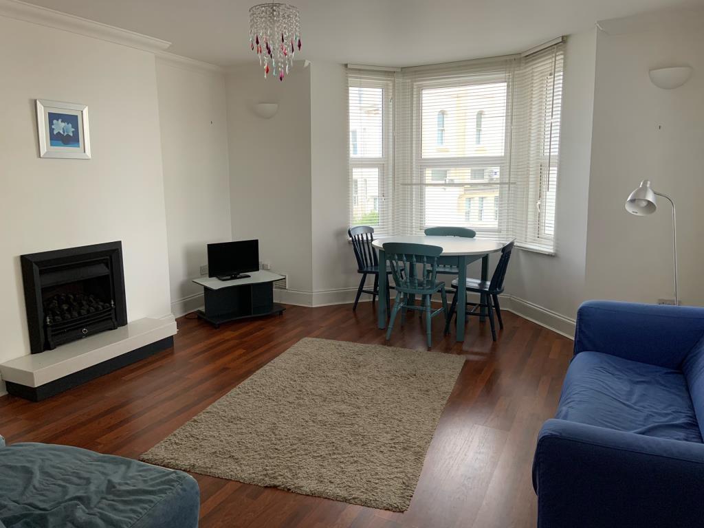Lot: 139 - DOUBLE FRONTED END-TERRACE PROPERTY COMPRISING TWO SELF-CONTAINED FLATS - First Floor Flat Living room